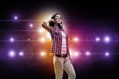 genç kız gömlek giyen kulaklık