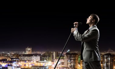 işadamı mikrofon ile