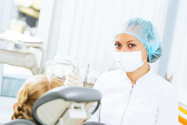 Dentista a inspecionar paciente — Fotografia de Stock