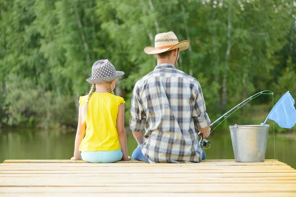 Vader en dochter vissen — Stockfoto