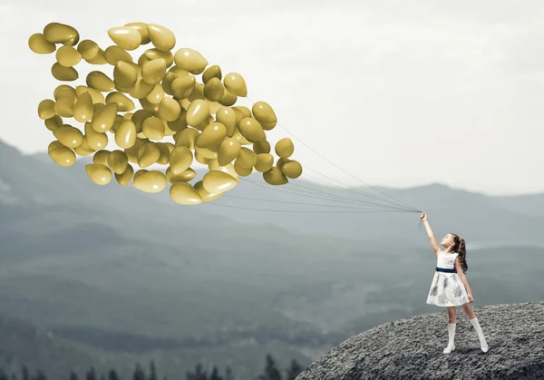 Niedliches Mädchen mit einem Haufen Luftballons — Stockfoto