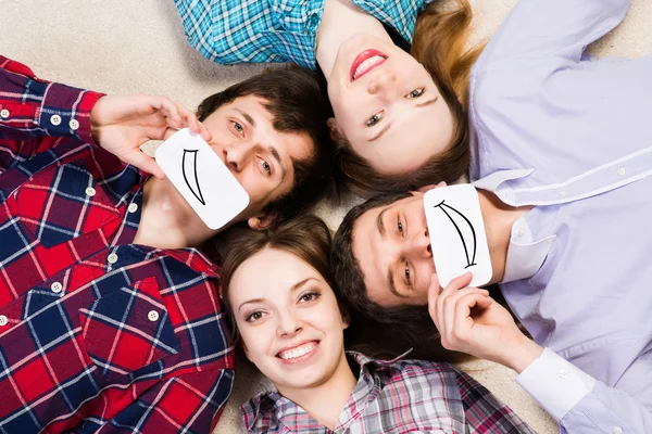 Vier jonge mannen liggen samen — Stockfoto