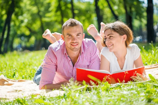 Pareja romántica tumbada en el parque —  Fotos de Stock