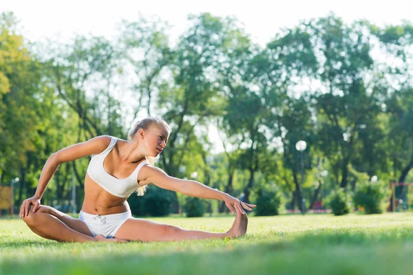 Parkta yoga yapan kadın. — Stok fotoğraf