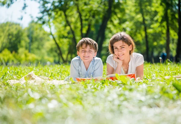 Family at park — Stock Photo, Image