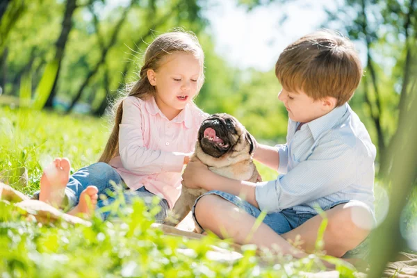Kinderen in park met huisdier — Stockfoto