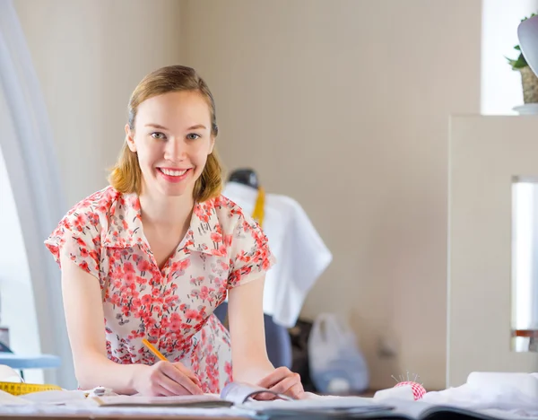 Ago donna in studio che lavora su ordinazione — Foto Stock