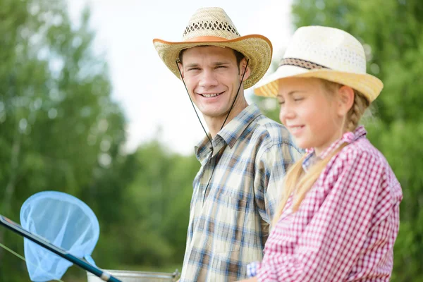 Father and daughter fishing — Stock Photo, Image