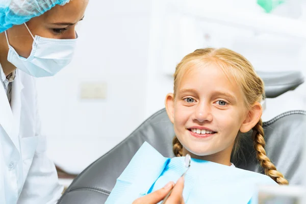 Dentista a inspecionar paciente — Fotografia de Stock