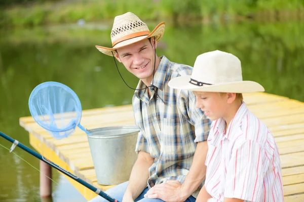 Pai e filho pesca — Fotografia de Stock