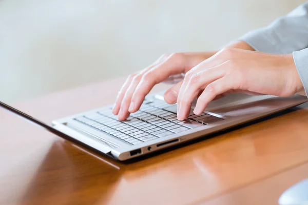 Zakenvrouw werken met laptop — Stockfoto