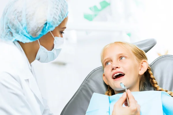 Tandläkare inspekterande patienten — Stockfoto