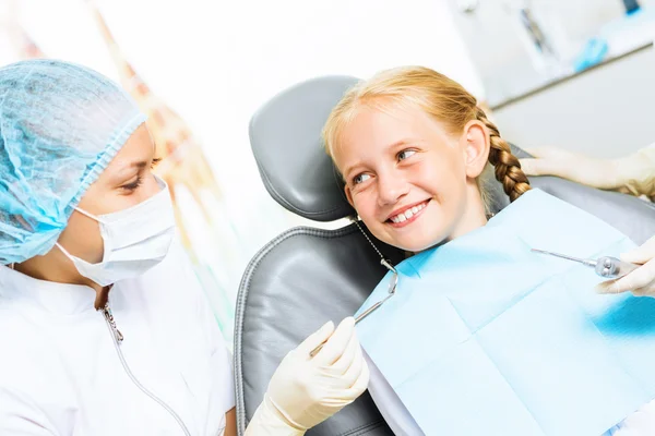 Dentista a inspecionar paciente — Fotografia de Stock