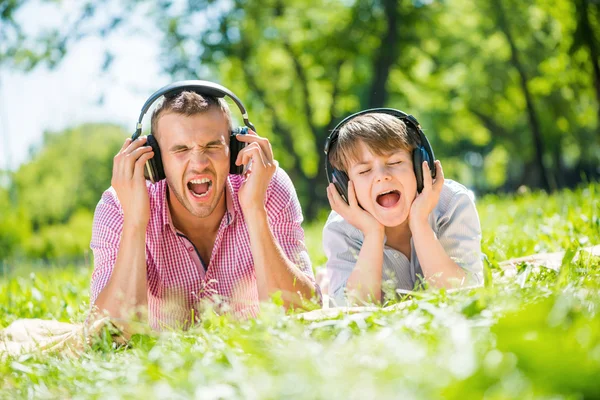 Vater und Sohn im Park — Stockfoto