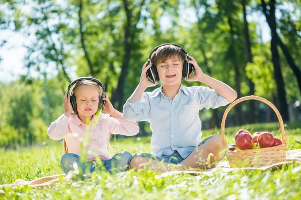 Crianças que gostam de música — Fotografia de Stock