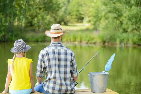 Pai e filha pesca — Fotografia de Stock