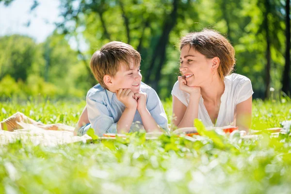 Familjen på park — Stockfoto