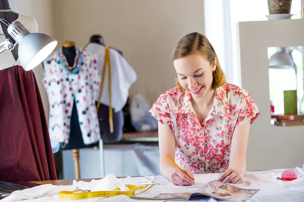 Nadelstickerin im Atelier arbeitet auf Bestellung — Stockfoto