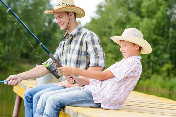 Vader en zoon vissen — Stockfoto