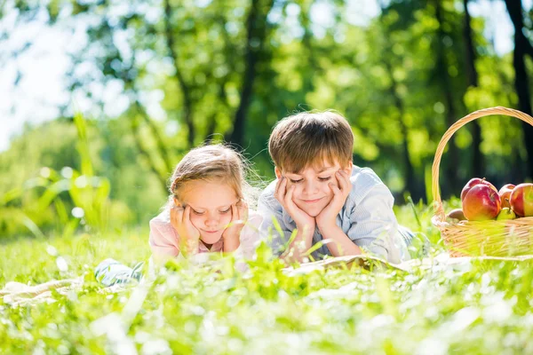 Enfants au pique-nique — Photo