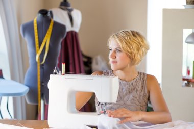 iş yerinde bir terzi