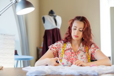 İşyerinde kadın terzi