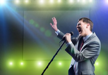 işadamı mikrofon ile