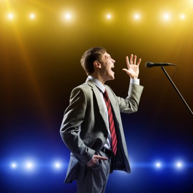 işadamı mikrofon ile