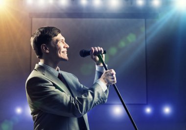 işadamı mikrofon ile