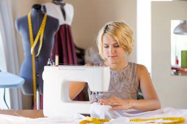 iş yerinde bir terzi