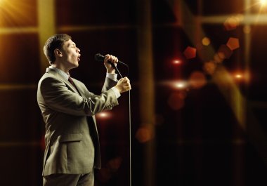 işadamı mikrofon ile