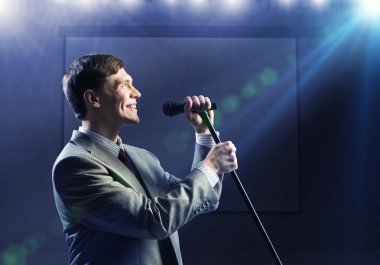 işadamı mikrofon ile