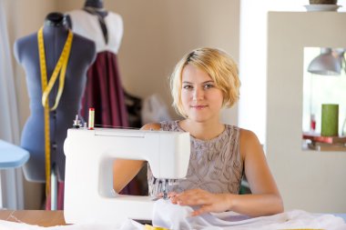 iş yerinde bir terzi