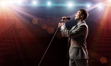 işadamı mikrofon ile