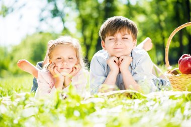 çocuklar piknik