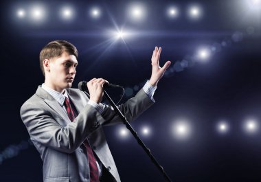 işadamı mikrofon ile