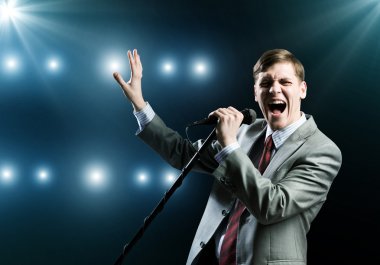 işadamı mikrofon ile