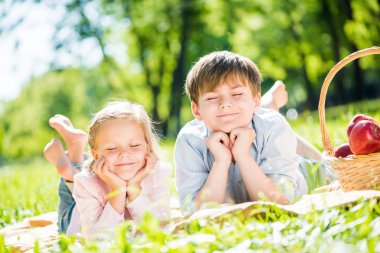 çocuklar piknik
