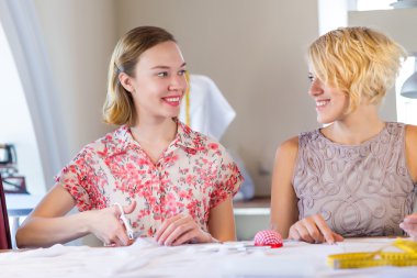 iş yerinde iki sempstress