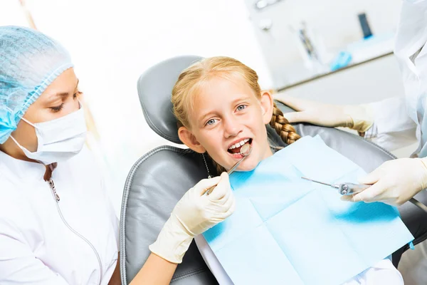 Dentista inspeccionando paciente — Foto de Stock