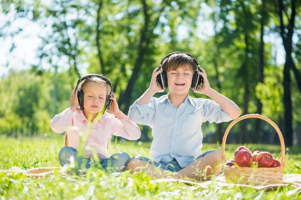 Дети наслаждаются музыкой — стоковое фото