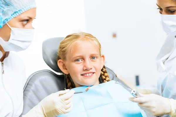 Dentista inspeccionando paciente — Foto de Stock