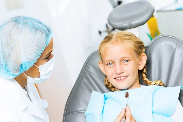 Dentista inspeccionando paciente — Foto de Stock