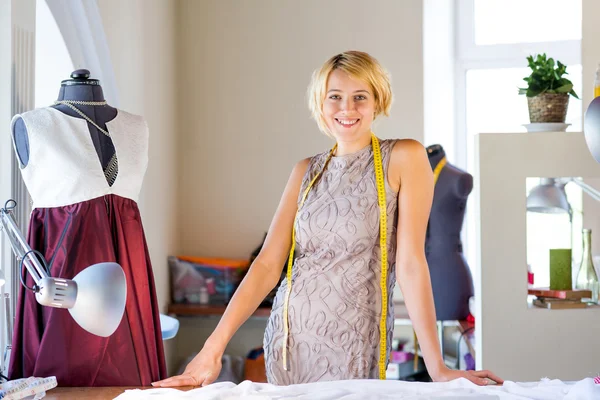 Näherin im Atelier — Stockfoto