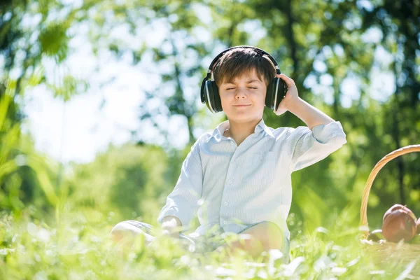 Ragazzo godendo di musica — Foto Stock