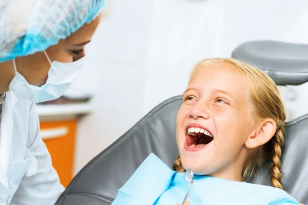 Dentista a inspecionar paciente — Fotografia de Stock