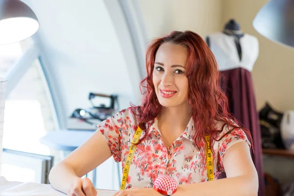 Naaister vrouw aan het werk — Stockfoto