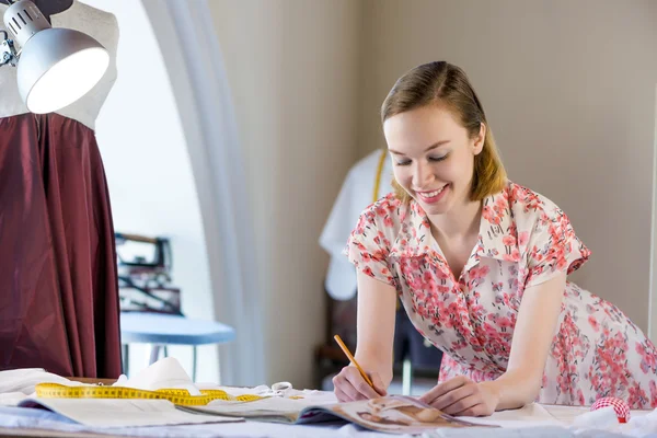 Sempstress no trabalho — Fotografia de Stock