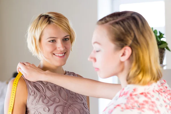 Dressmaker al lavoro — Foto Stock