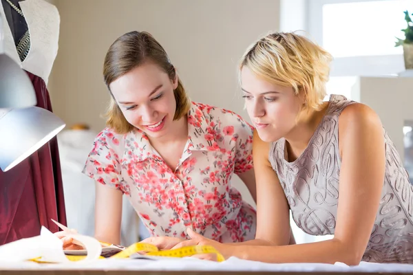 Due semplificazioni sul lavoro — Foto Stock